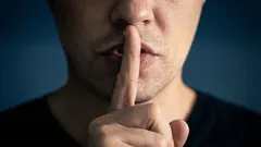 Kun hiljaisuus puhuu enemmän kuin sanat: psykologit paljastivat vähäpuheisten piirteet