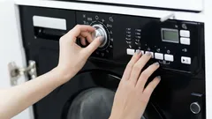 Pesukoneen salatila: paina näitä nappeja, niin se puhdistaa itsensä homeesta