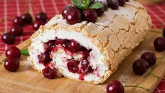 Resepti ilmavalle marenkirullalle kirsikoilla – yhtä herkullinen kuin kahvilassa