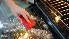 Ei etikkaa eikä ruokasoodaa: näin puhdistat uunin lasin rasvasta helposti kotikonstein