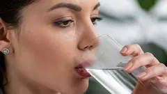 Kysyimme neljältä asiantuntijalta, auttaako kuuma vesi laihtumaan – sama vastaus