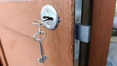 Miksi avainta ei kannata jättää lukkoon? Se ei suojaa, vaan helpottaa murtoa
