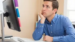 Tuetko jatkuvasti leukaa kädelläsi? Psykologit selittävät, mitä se kertoo persoonallisuudestasi