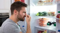 Jääkaappi tuoksuu raikkaalta ilman ostokemikaaleja: apuna tavallinen kulho