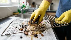 Kuinka puhdistaa uuniritilä rasvasta nopeasti: paras kahden ainesosan puhdistusaine