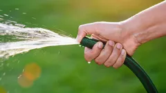 Kuinka lisätä puutarhaletkun painetta ilman putkimiehen apua – yksinkertaisia ratkaisuja