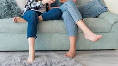 Ihmisillä, jotka istuvat jalka koukistettuna allaan, on nämä 11 erityistä luonteenpiirrettä