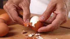 Kananmunien kuorimisen ei pitäisi viedä paljon aikaa – tällä menetelmällä kuoret irtoavat hetkessä