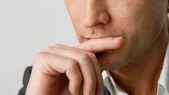 Psykologit: mitä tarkoittaa, kun ihminen peittää suunsa puhuessaan?