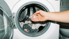 Miksi pyykinpesukoneeseen kannattaa laittaa jääpaloja: tehokas kotikikka