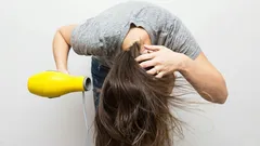 Voiko hiuksia kuivata pää alaspäin? Trikologeilta ristiriitainen vastaus