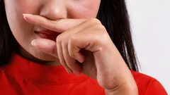 Psykologit: mitä tarkoittaa se, että ihminen koskettaa nenäänsä keskustelun aikana?