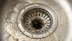 Vain viisi tippaa, ja vesi alkaa virrata kuin putous – helppo tapa poistaa tukos lavuaarista