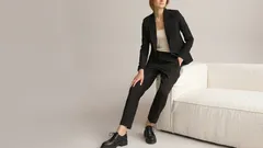 Miten yhdistellä mustaa 50 ikävuoden jälkeen: tyylikkään asun tärkeimmät säännöt