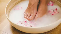 Lisää tätä veteen ja liota jalkojasi: kuivat ja halkeilevat kantapäät jäävät historiaan