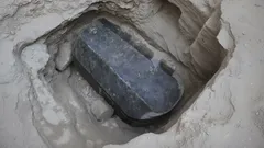 Egyptissä avattiin valtava 27-tonninen sinetöity sarkofagi: mitä sen sisältä löytyi?